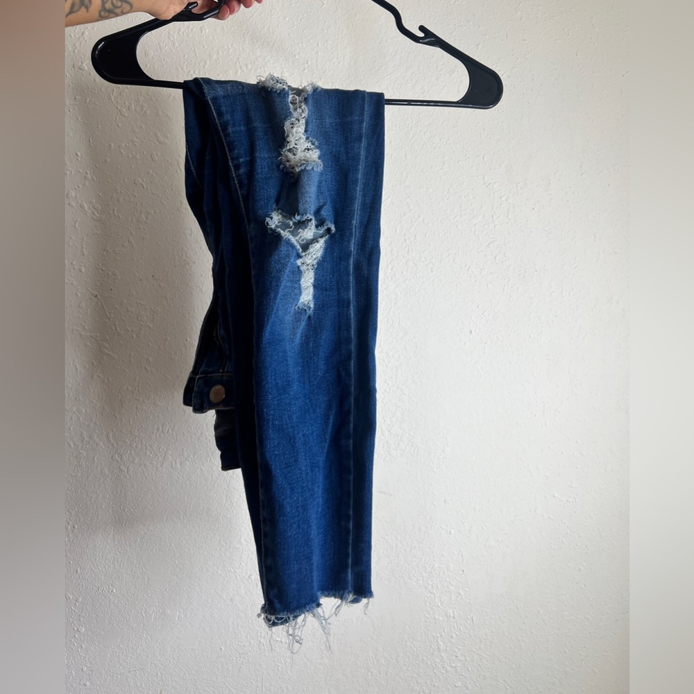 COMFORTABLE RIPPED SKINNY JEANS